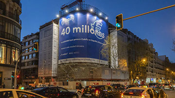 Cabify instala dos lonas publicitarias que reducen la contaminación del aire