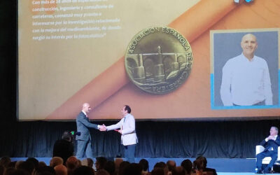 El presidente de AIF/ PTF, David Almazán, recibe la Medalla de Honor de la Carretera