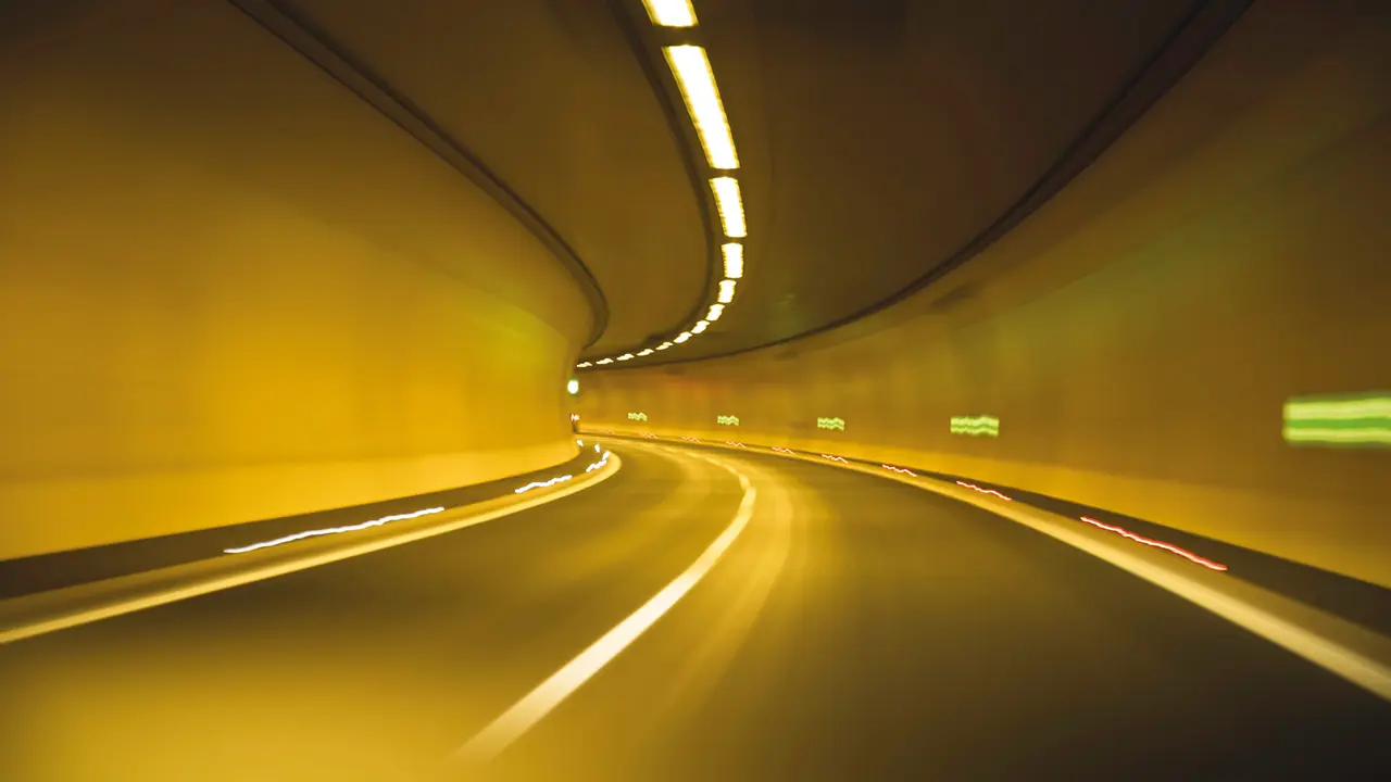 0-unsplash-tunel-luz-carretera